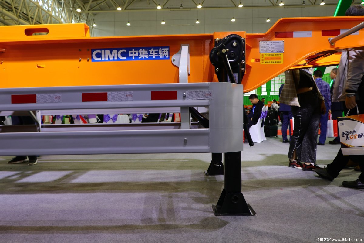 中集40英寸三轴多功能小鹅颈集装箱半挂车