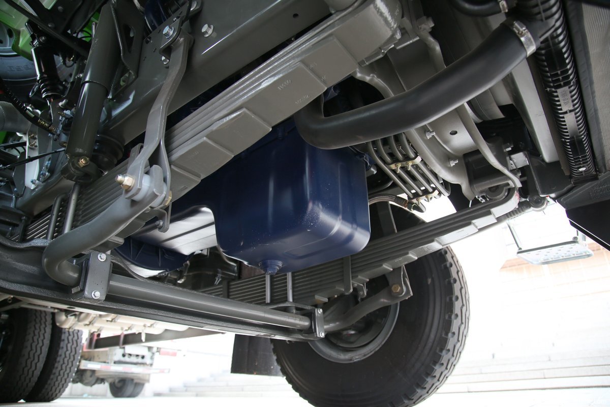 汕德卡c7h400马力6x4自卸车国六