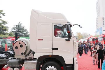 [图]大运重卡重汽 howo t7h 440马力 6x4 lng牵引车(国六)