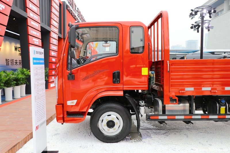 德龙k3000160马力485米排半栏板轻卡