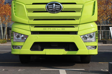 [图]一汽通用j7重卡 560马力 6x2 牵引车(国六)_车展