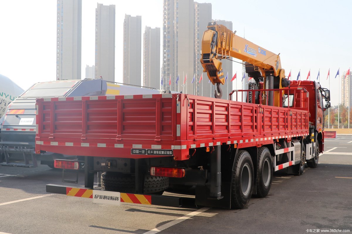 新j6p360马力8x4随车吊