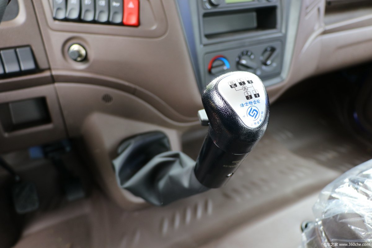 新乘龙m3中卡 200马力 4x2 6.8米厢式载货车(国六)