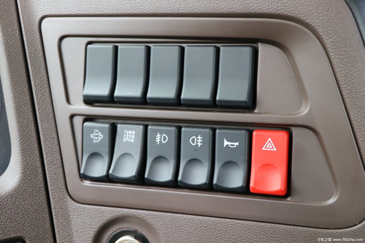 新乘龙m3中卡200马力4x268米厢式载货车国六