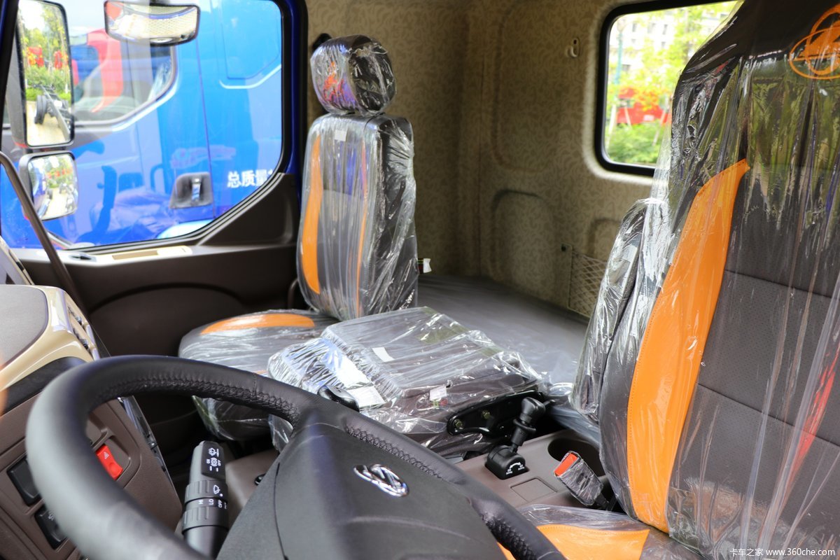 新乘龙m3中卡200马力4x268米厢式载货车国六