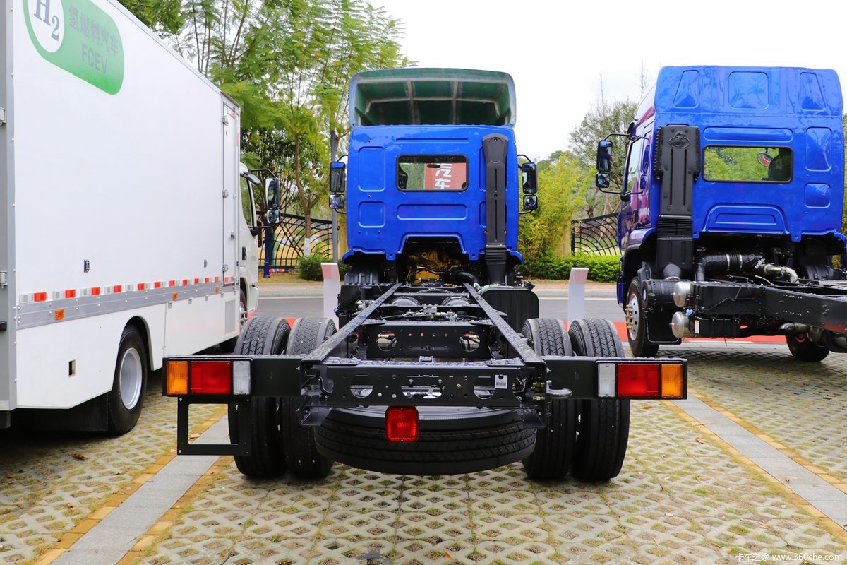 新乘龙m3中卡200马力4x268米厢式载货车国六