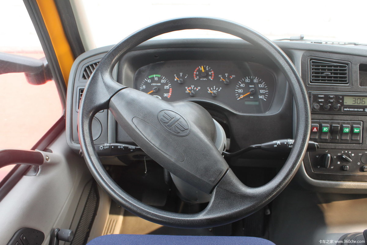 解放悍威j5m 双排越野车