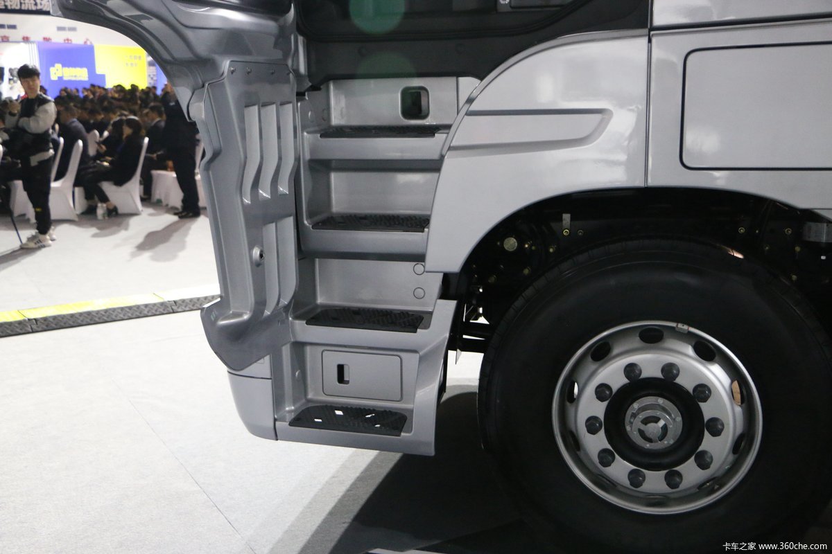 福田 欧曼est 560马力 6x4 amt自动挡牵引车(国六)
