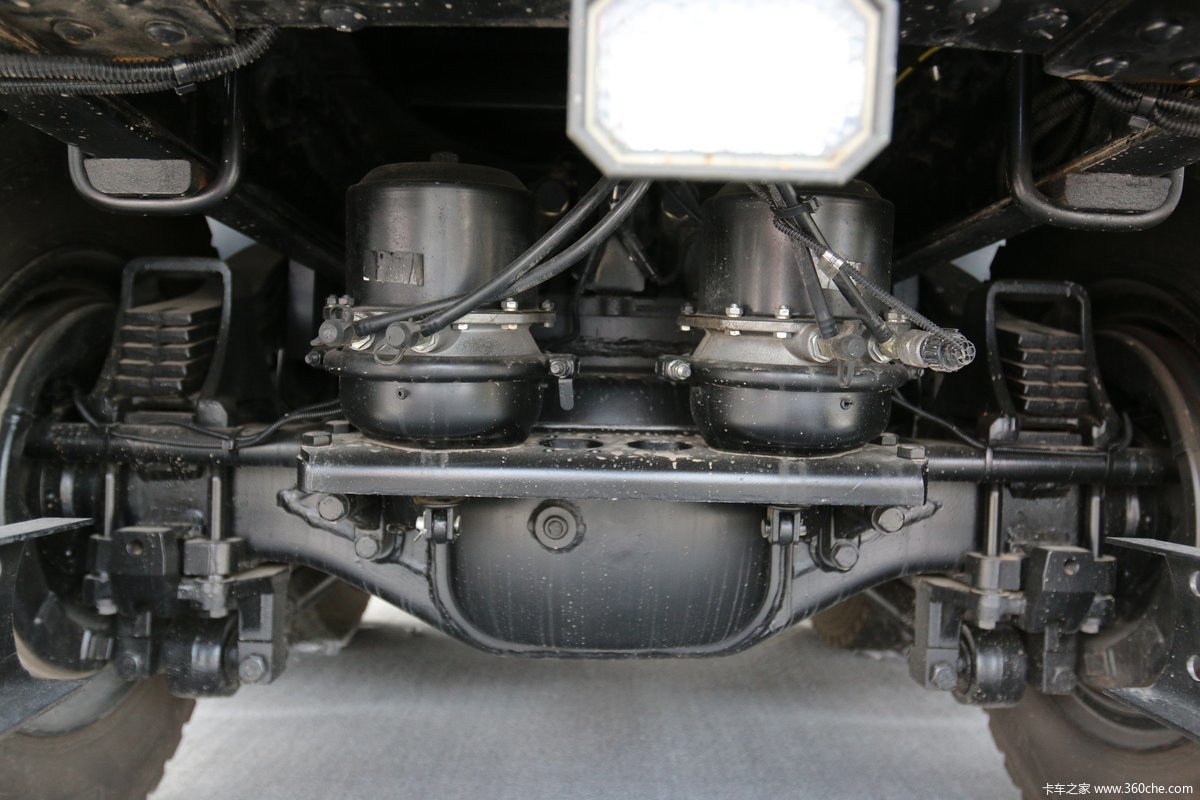 北奔v3重卡320马力8x456米自卸车