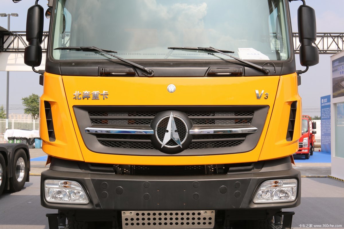 北奔v3重卡320马力8x456米自卸车