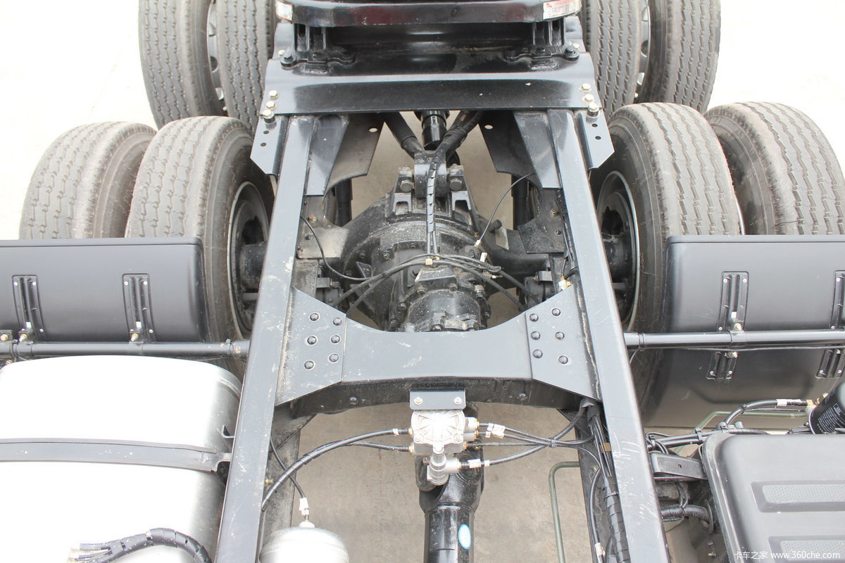 大运重卡橡胶悬挂牵引车