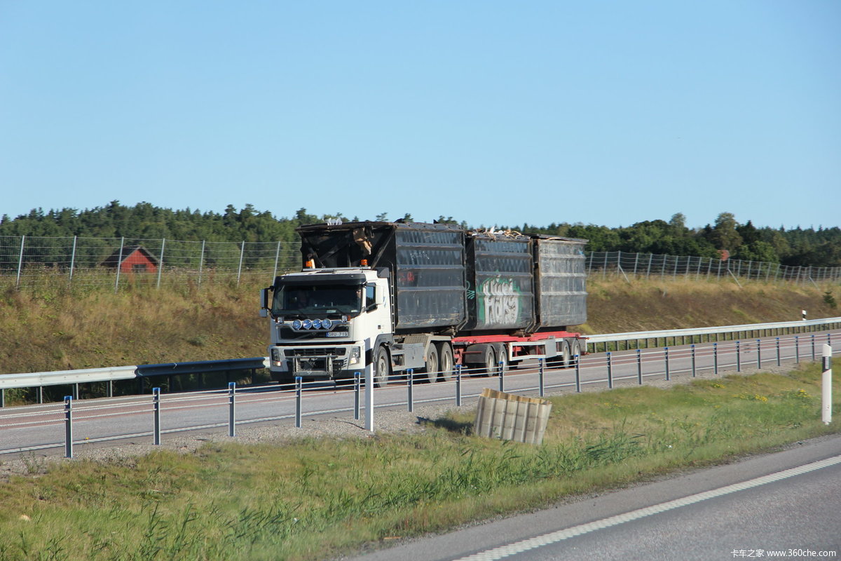 瑞典高速公路上行驶的卡车