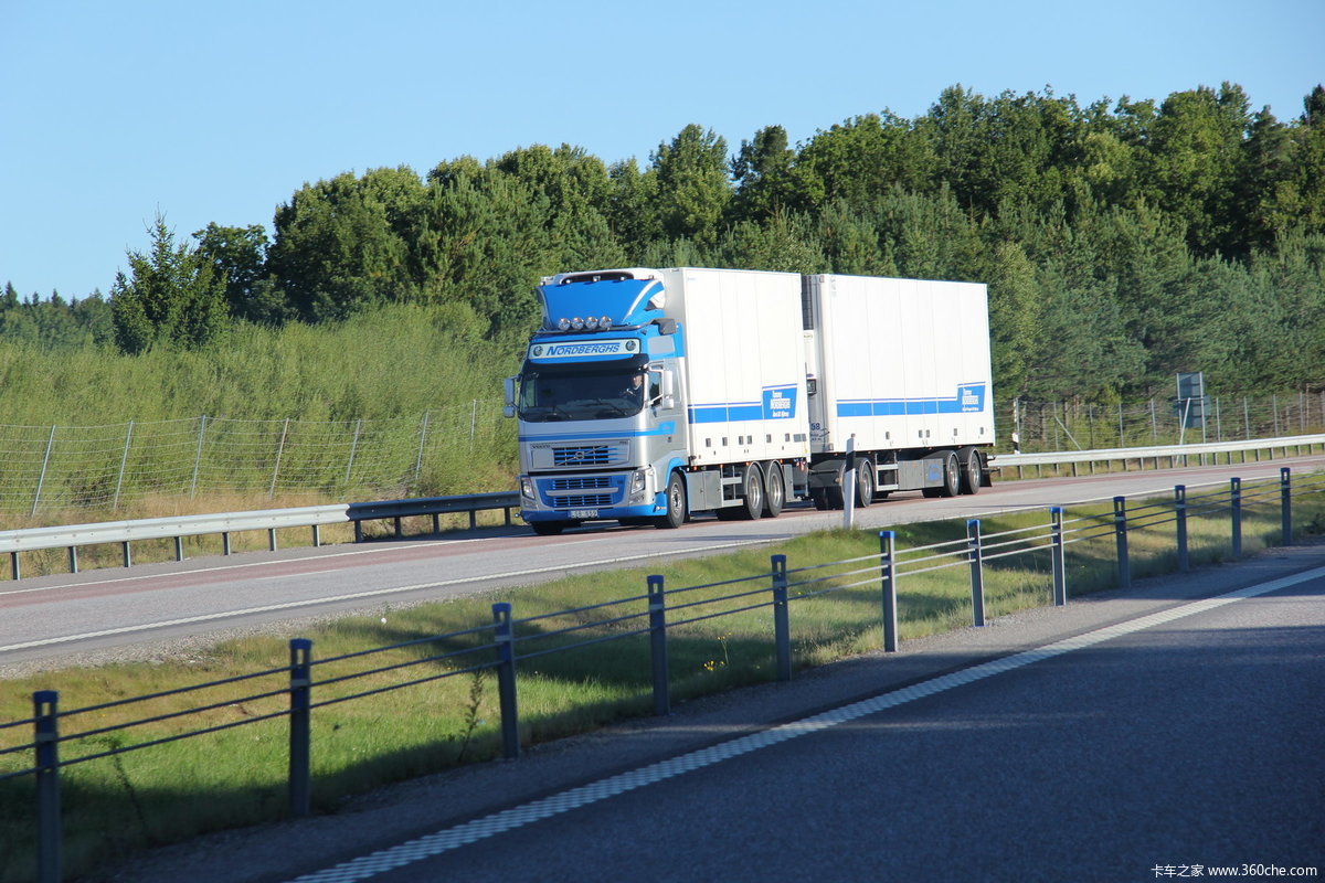 瑞典高速公路上行驶的卡车