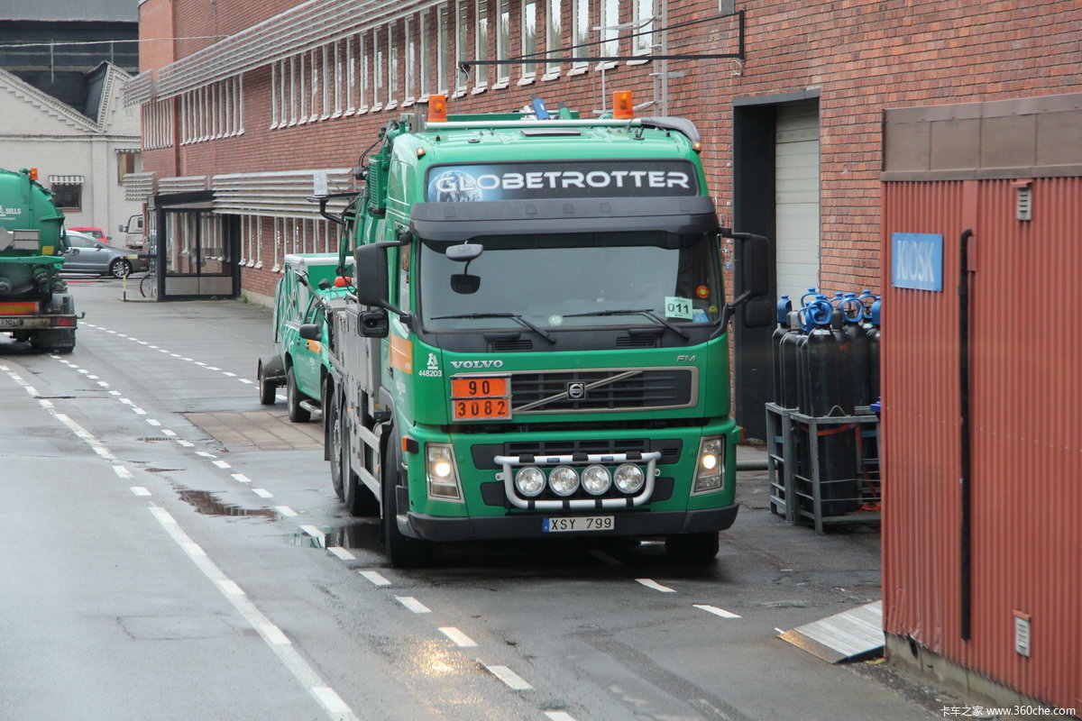 瑞典高速公路上行驶的卡车