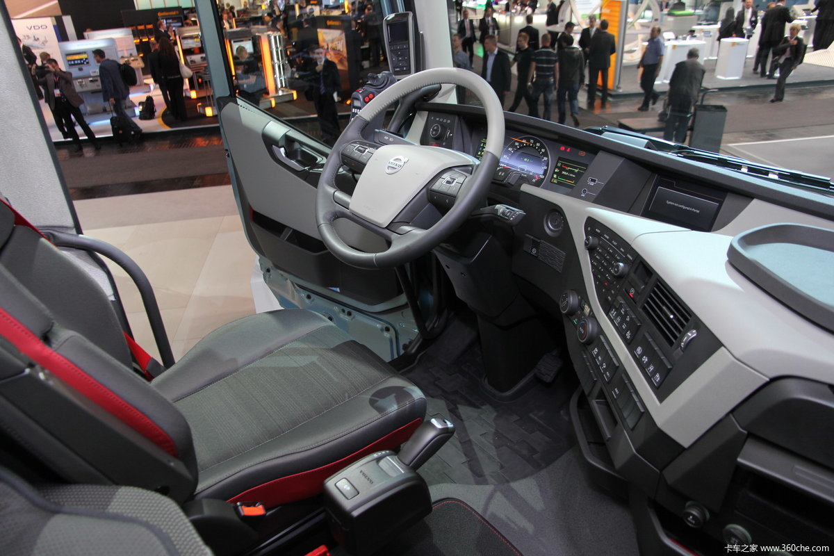 沃尔沃 挂臂式自卸车