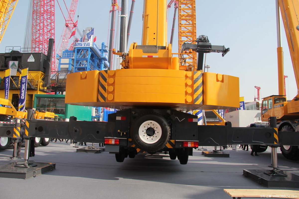 徐工220吨汽车起重机