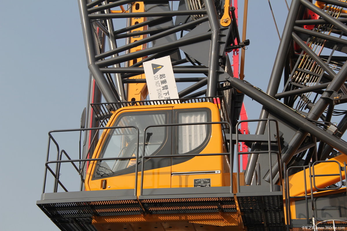 徐工800吨轮式桁架臂起重机