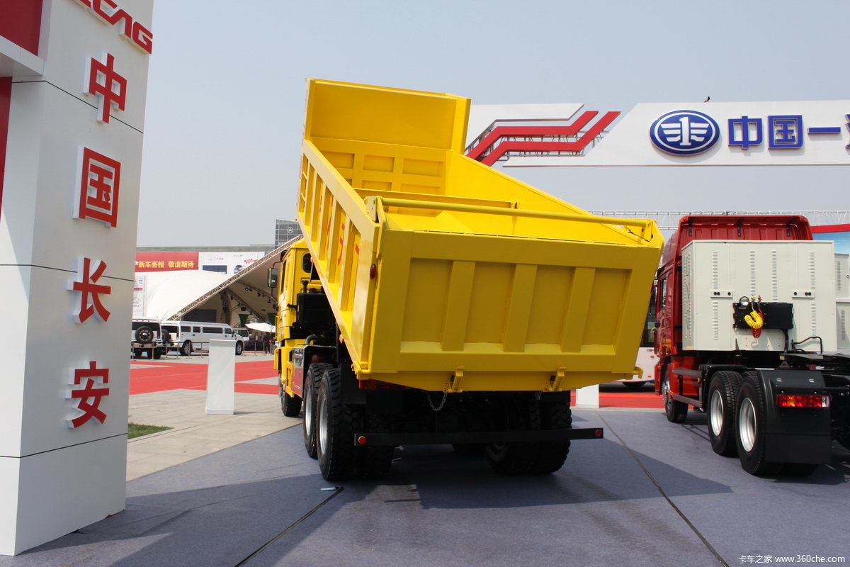 长安重汽 6x4压缩天然气自卸车