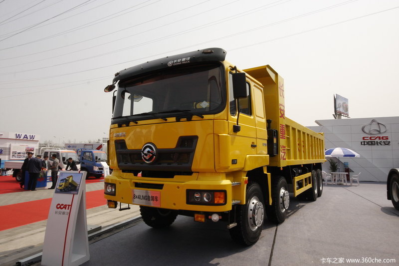 长安重汽8x4液化天然气自卸车
