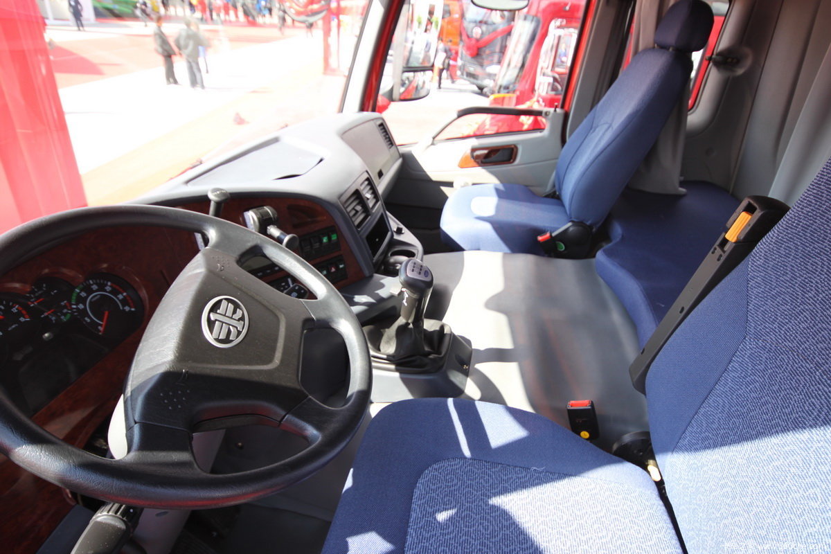 解放j5p 天然气牵引车