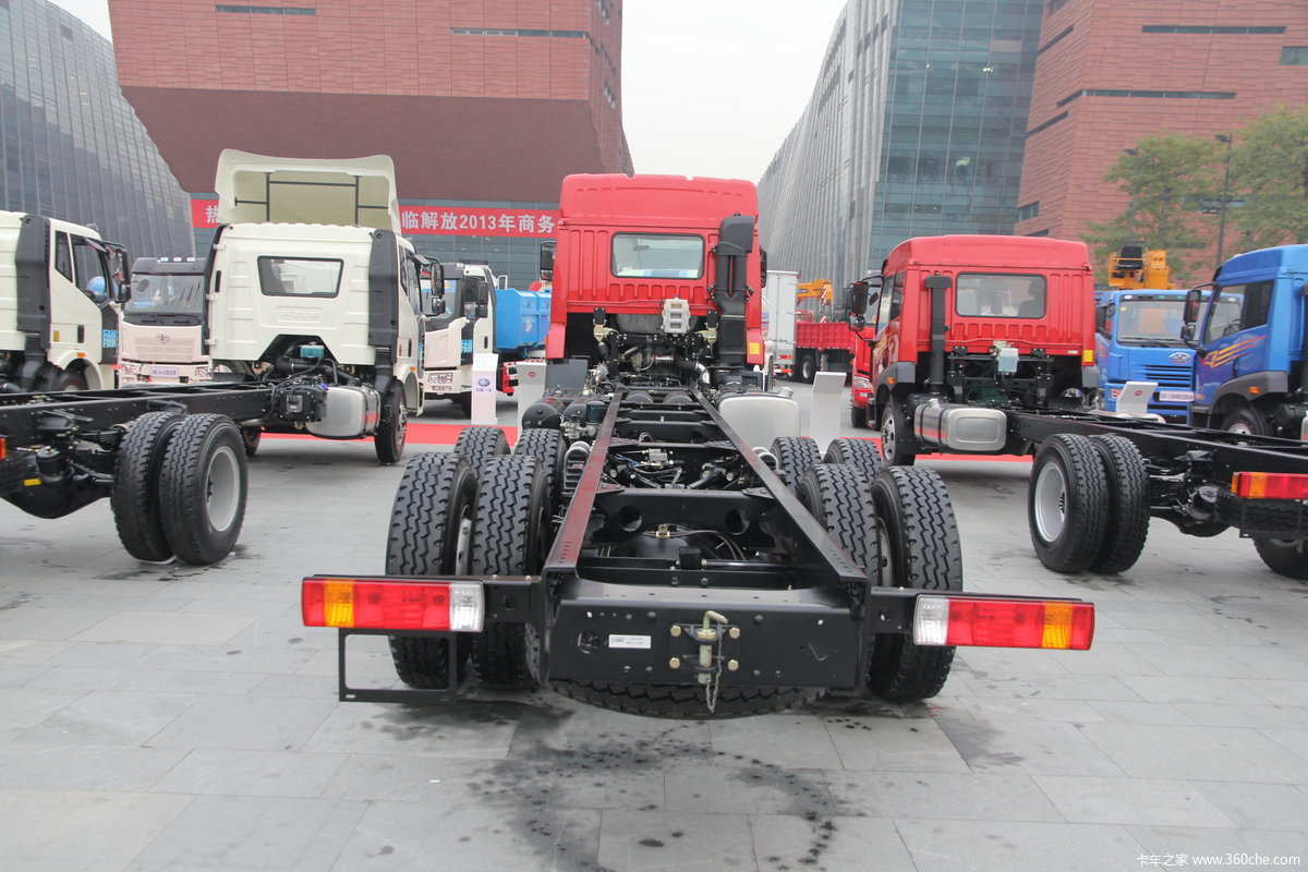 解放新大威国iv(scr)8x4载货车底盘