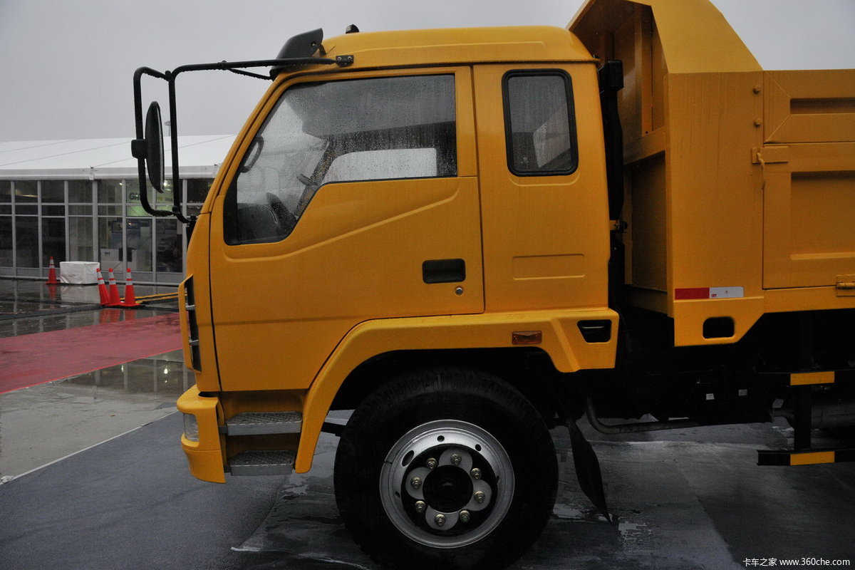 金杯黄色自卸车