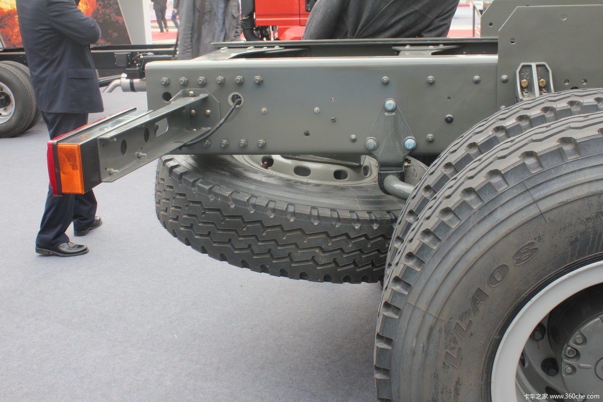 十五届上海国际车展 > 中国重汽展台车型 > 中国重汽 t7h 400重卡底盘