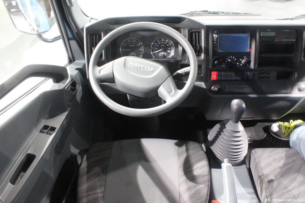 南京依维柯跃进超越c300中体轻卡