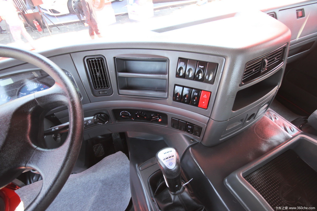 东风柳汽霸龙5076x4牵引车