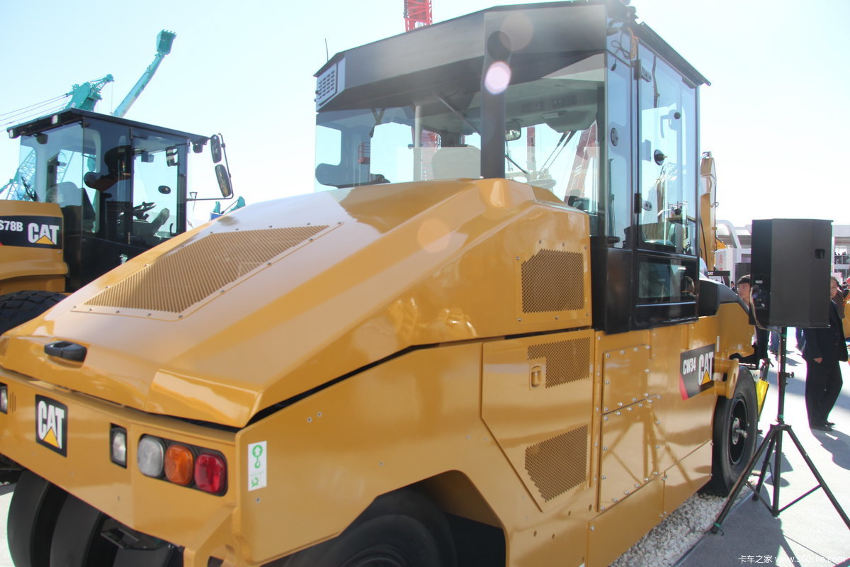 卡特彼勒cat cw34充气轮胎压路机