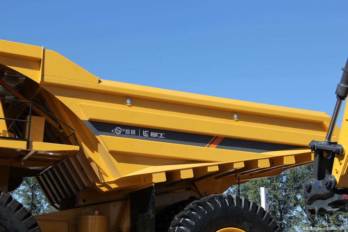 柳工sge240240吨级电动轮式矿用自卸车