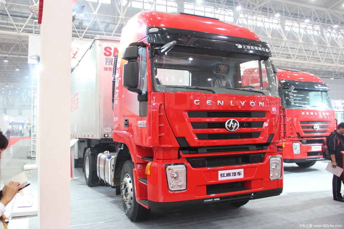 上汽依维柯红岩杰狮m100290马力牵引车105米顶开厢式半挂车