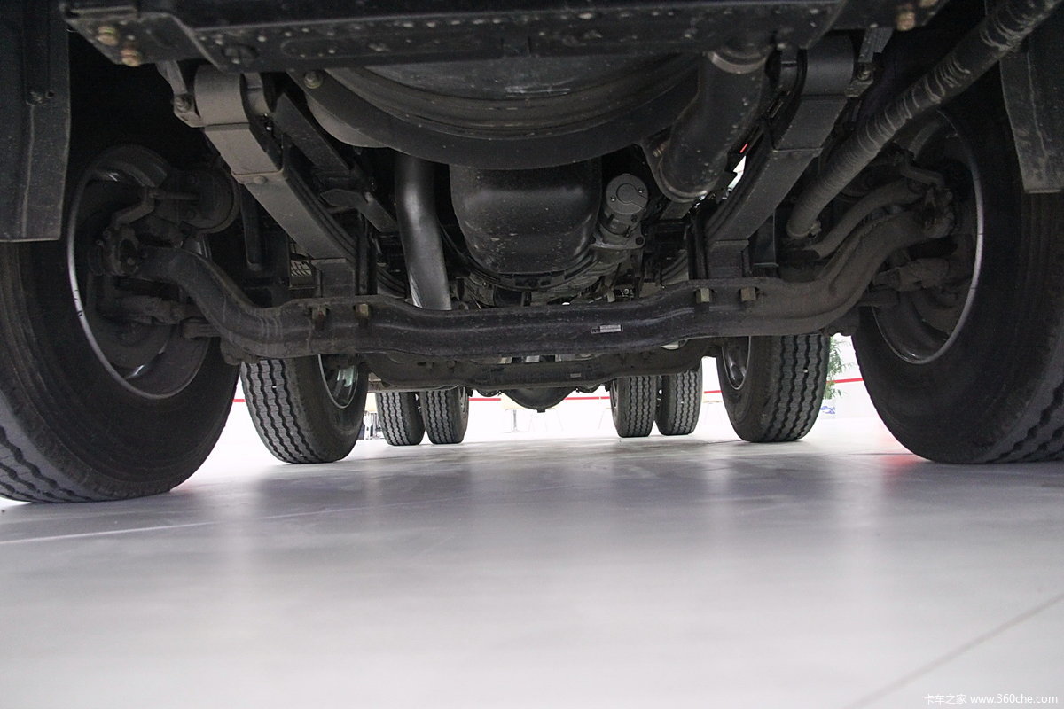 【图】东风柳汽霸龙重卡 340马力 6x2牵引车_卡车之家