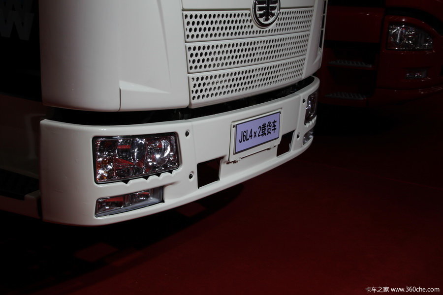 解放j6l4x2载货车白色