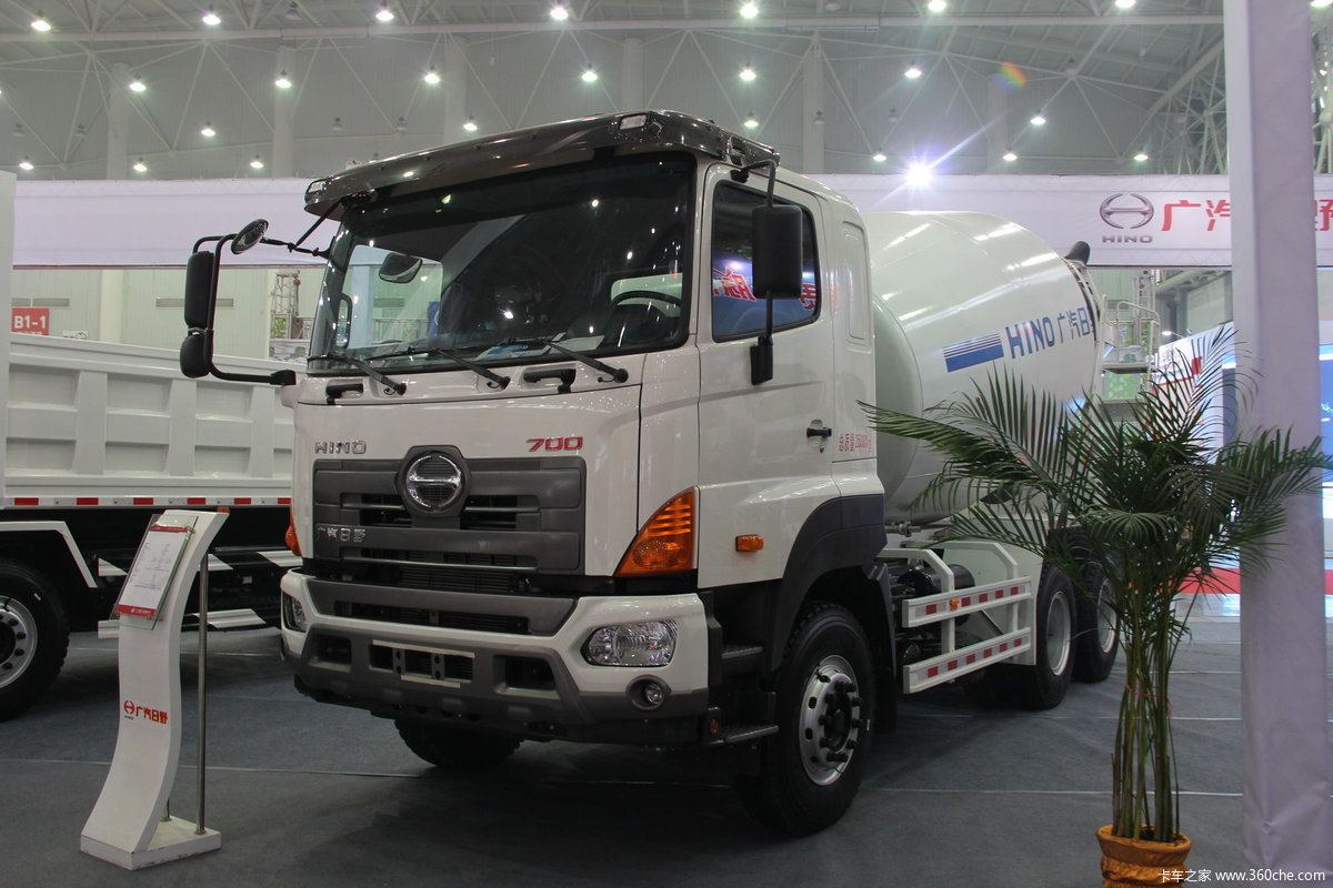 广汽日野 8x4 国四搅拌车