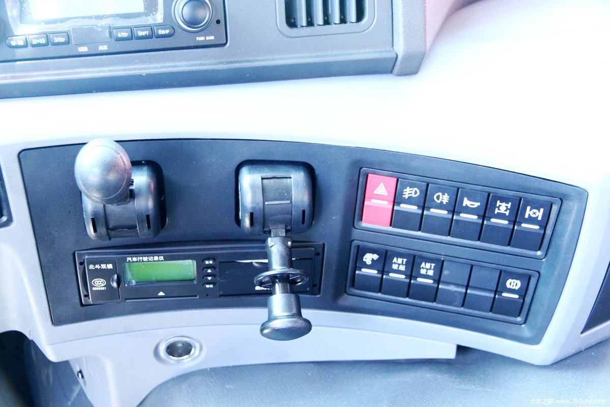 青岛解放天v400马力6x4lng牵引车amt