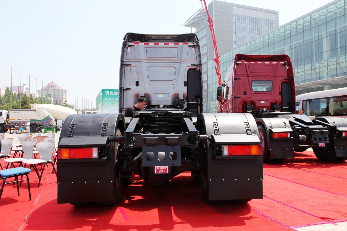 四川现代xcient创虎6x4牵引车